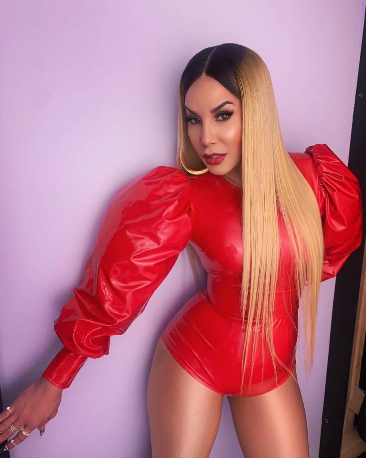 “Este es un género que me enseñó también a abrazar mi parte masculina, porque cuando comencé en este género tuve que batallarme con varones y no con hembras”, continuó. “Yo quiero agradecer que puedo recoger cada una de estas flores mientras estoy viva, y no saben el orgullo inmenso que siento al saber que hay más mujeres en el escenario porque digo que hice mi trabajo como tenía que ser”.