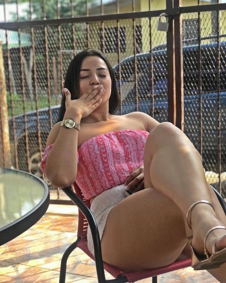 La chica cautiva en sus redes sociales por su carisma. La linda joven ahora es la prometida de un futbolista hondureño.