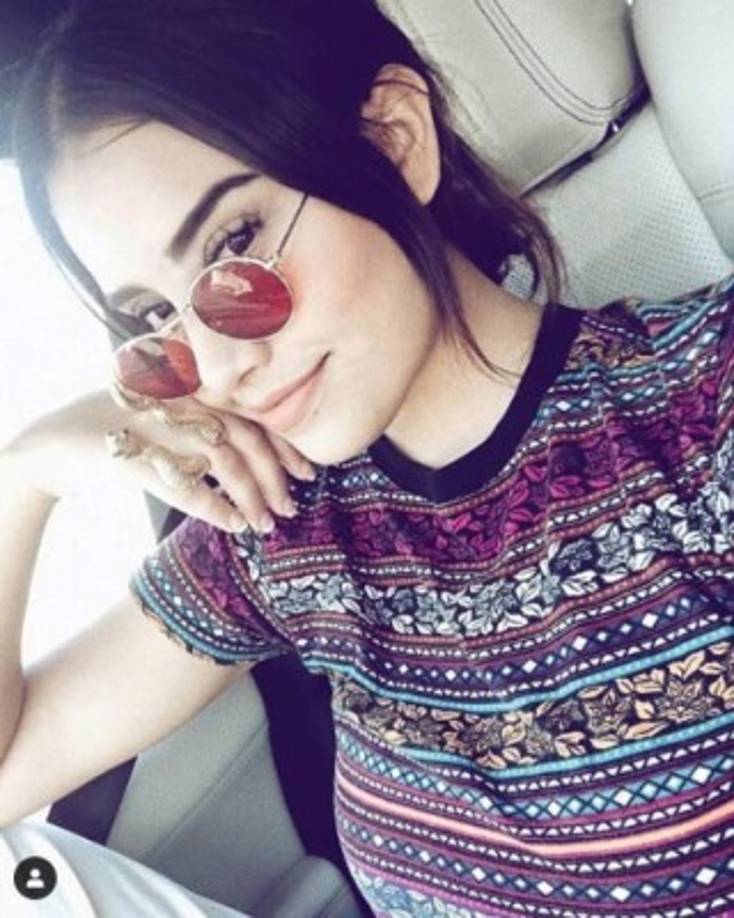 La música le corre por las venas. Melissa Janet tenía 8 años cuando aprendió a tocar la guitarra, y a los 12 comenzó con el piano.<br/><br/>