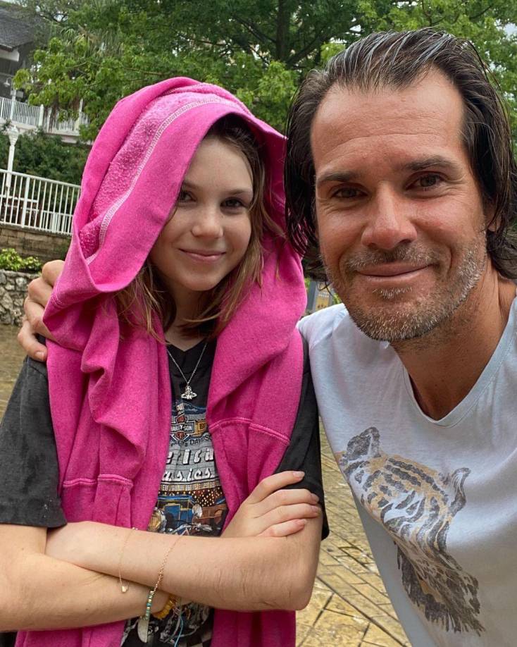 Sin embargo, lo que sobresale en medio de la ruptura es la cordialidad con la que decidieron afrontar esta nueva etapa. No hubo reproches públicos ni escándalos. Todo lo contrario. Ambos parecen más comprometidos que nunca en mantener un entorno saludable para sus hijas.