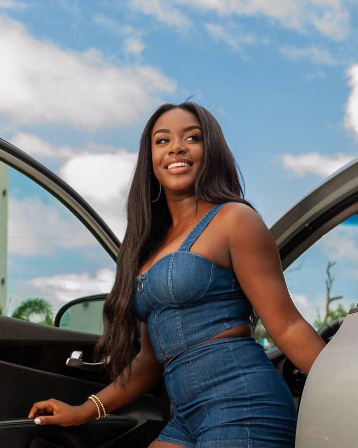 Ahora continúa sus estudios universitarios; estudia Psicología en la UNITEC. 