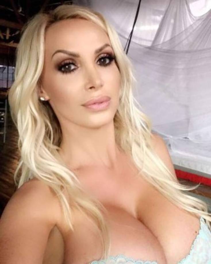 Benz está demandando a la compañía Brazzers, al director Tony T y a su compañero de escena en el momento del incidente, Ramón Nomar.