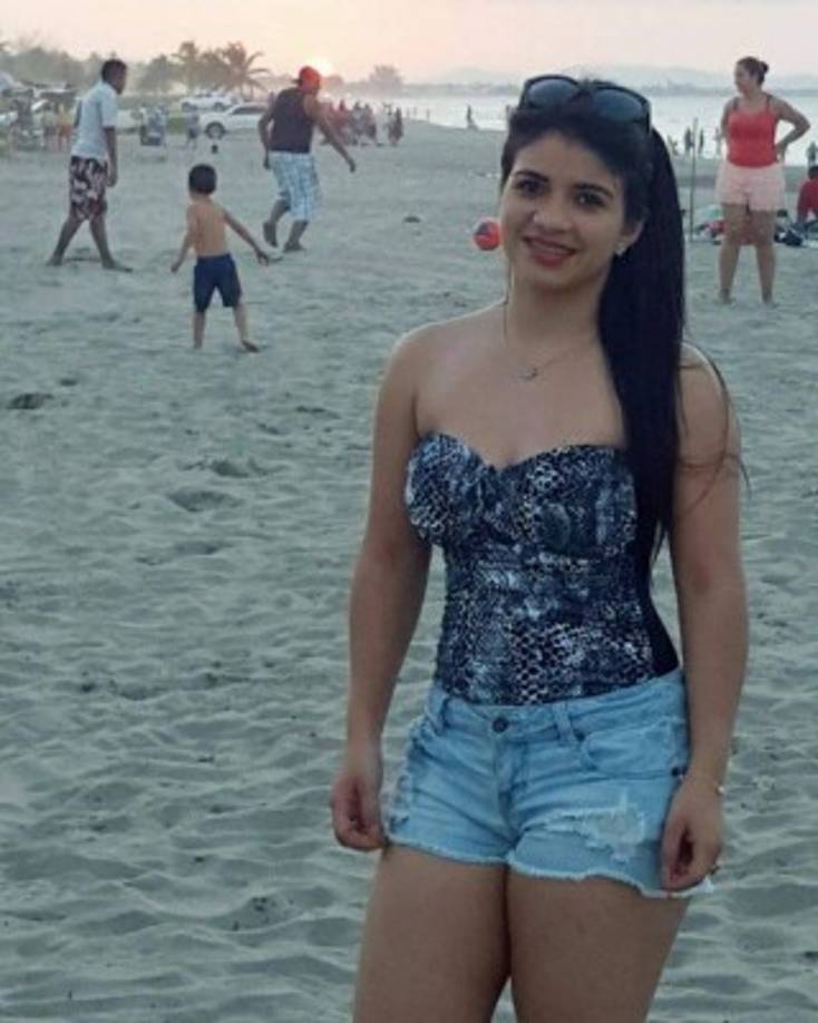 Sary Castro posó junto al atardecer en las playas de Tela.