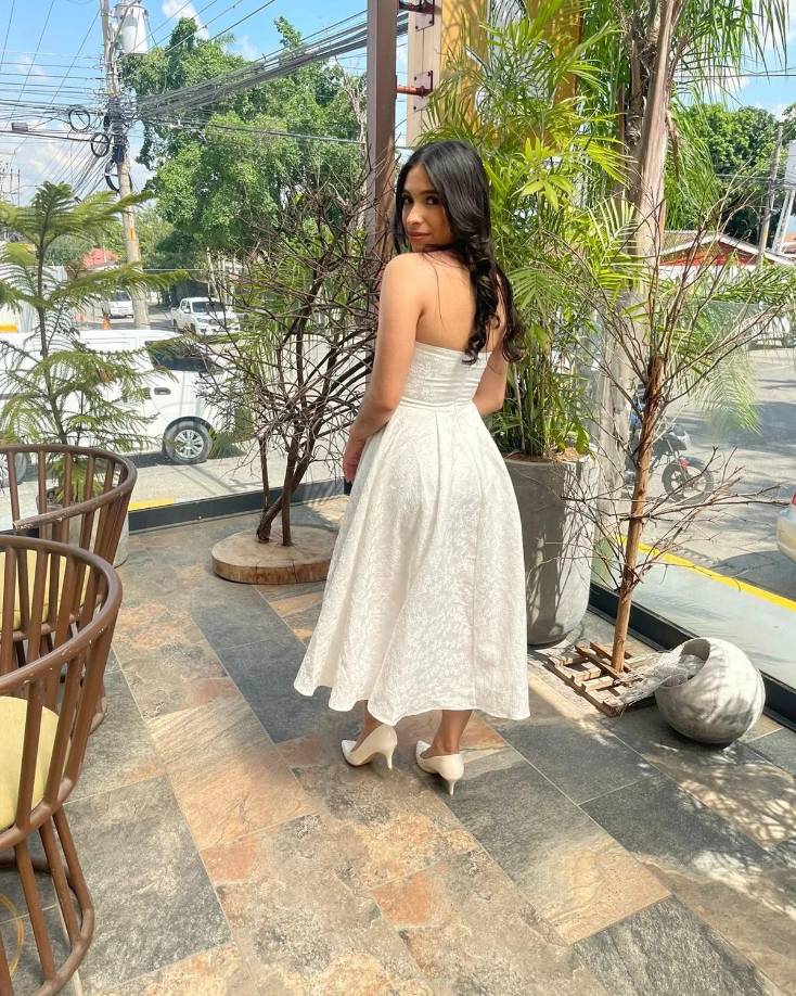 Estefany creció y siendo ya una hermosa señorita decidió emular a su mamá. Ingresó a la Universidad Nacional Autónoma de Honduras en el Valle de Sula solo que en la carrera de Economía.