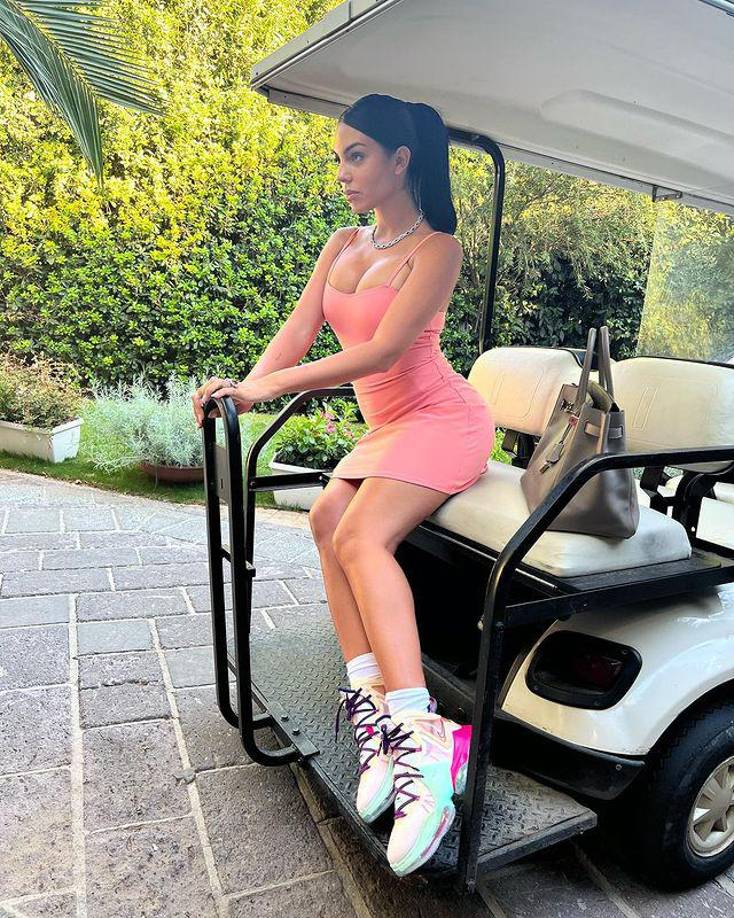 En ‘Soy Georgina’, la modelo aparece conduciendo un exclusivo coche del que es la primera propietaria en España.