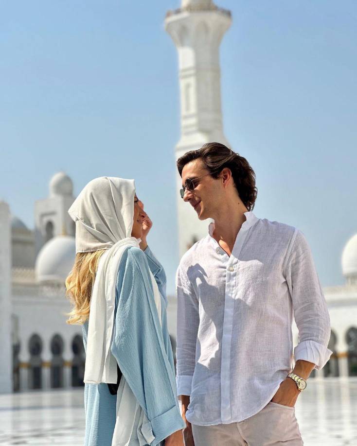 En algunas postales se aprecia a la pareja posando muy enamorados, en otras posando casuales pero, sin duda, evidenciando que están muy contentos con su relación y esta etapa de su vida en la que cada uno está cumpliendo sus sueños individuales y en conjunto.