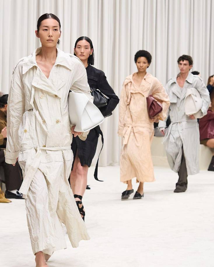 Momentos en la pasarela de Milan Fashion Week con el desfile de Ferragamo para la temporada primavera/verano 2025. Las chaquetas, los conjuntos cut-out, más los nudos hacen esta colección interesante como vanguardista.