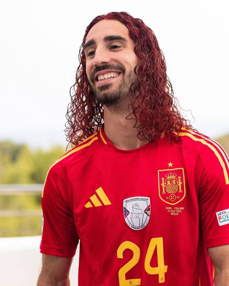 El defensa de la selección española ha cumplido su promesa y se ha teñido el pelo. Cucurella ha pasado de ser castaño a pelirrojo.