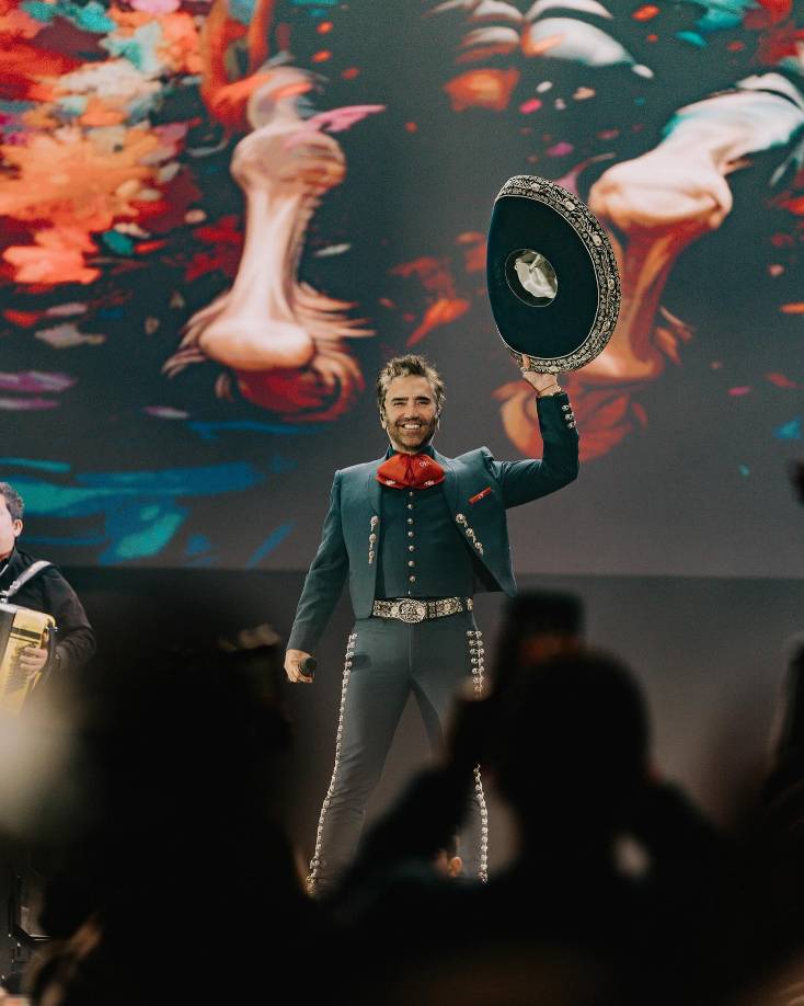 “Muy, pero muy contento de estar aquí con todos ustedes, disfrutando de España, de mucha gente que se ha venido de México para acá. España ya la considero como mi segunda casa”, dijo Fernández al inicio del espectáculo.