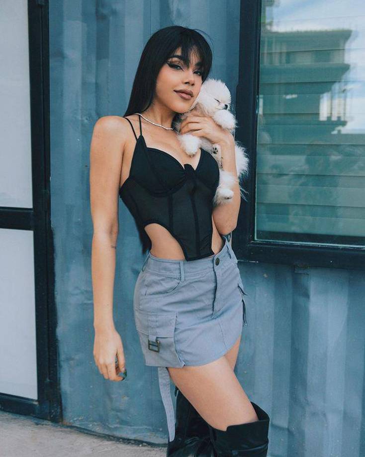 En cuanto a sus relaciones pasadas, la cantante tuvo un noviazgo con el rapero y compositor mexicano Gera MX, sin embargo, anunció su ruptura hace unos meses.