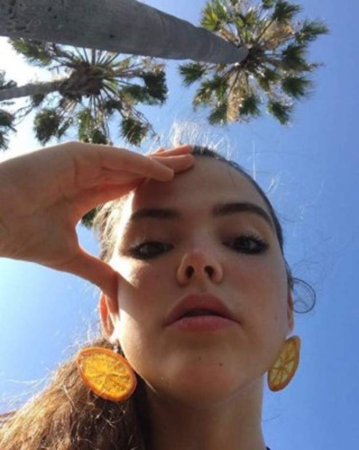 Al ser la única niña de la familia resulta inevitable no ser la consentida de Alfonso Cuarón y, aunque son reservados en ese aspecto, al cineasta le gusta formar parte de las travesuras de su hija.