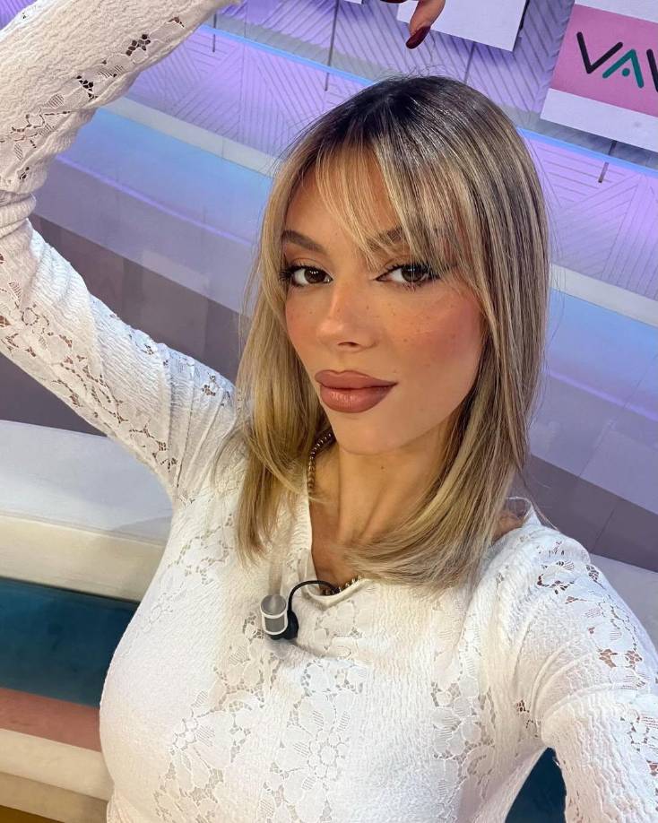 Su salida del programa <b>Vamos a ver</b> fue otro momento comentado, especialmente cuando bromeó diciendo: “Prefiero tomarme unos días tranquila en casa. No quiero ponerme de parto en directo como Marta López”. 