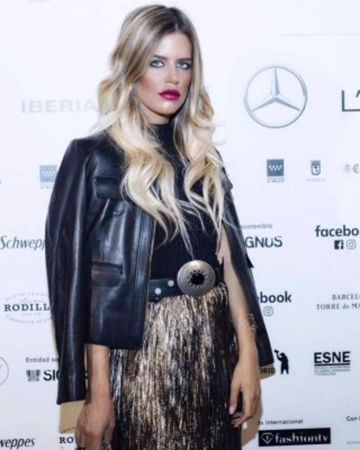 'Según trascendió, la modelo fue encontrada sin vida en su departamento luego de haber ingerido pastillas para dormir. Se especula que las presiones del mundo de la moda más la reciente ruptura amorosa la habrían llevado a tomar esta decisión.' escribió el diario español Caras.