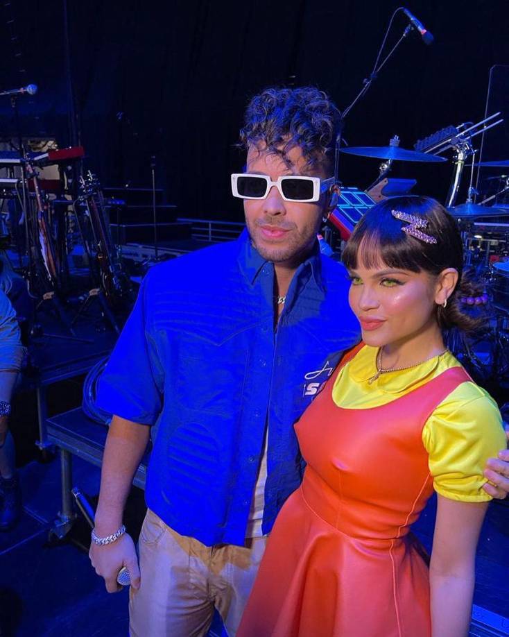 Natti Natasha se tomó una foto con el cantante Prince Royce. 