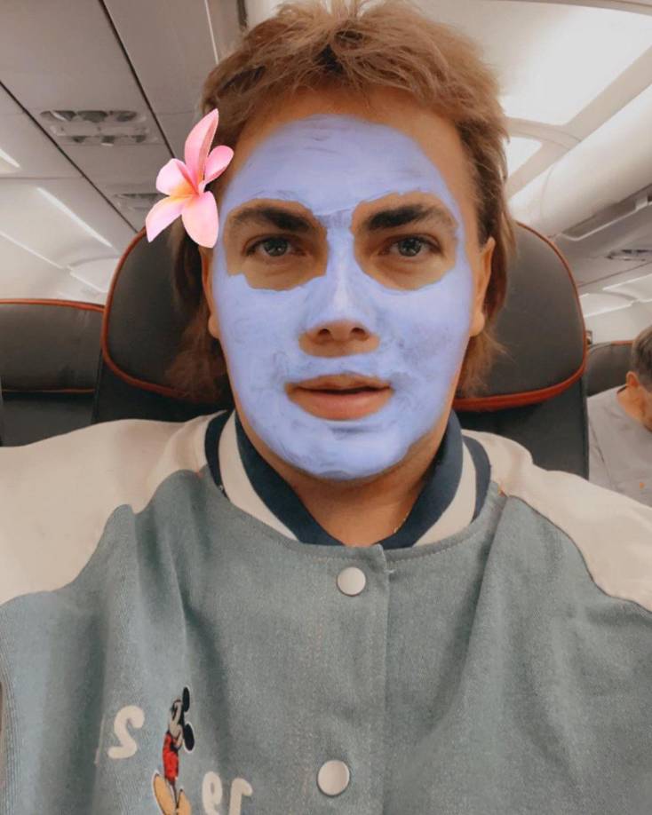  Cristian Castro lanzó su primer álbum de rock en 2014, denominado “El cantar de la muerte”, pero no mucha gente se enteró: el tema con más reproducciones es “Beso negro” con 148 mil escuchas en Spotify. Una cifra respetable para una banda under, pero casi nada comparado con los 254 millones de plays que tiene “No podrás”, su hit número uno lanzado en 1992.