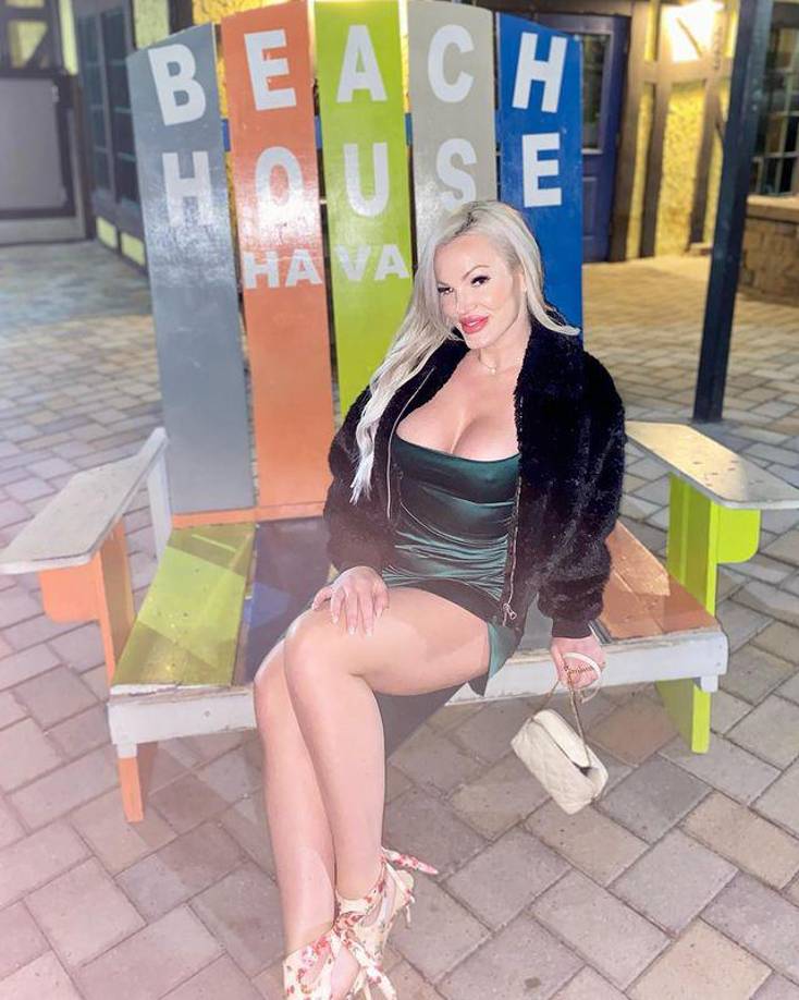 Después que el director la consultó sobre su página de contenido para adulto ella dijo que le pidió que renunciara. 