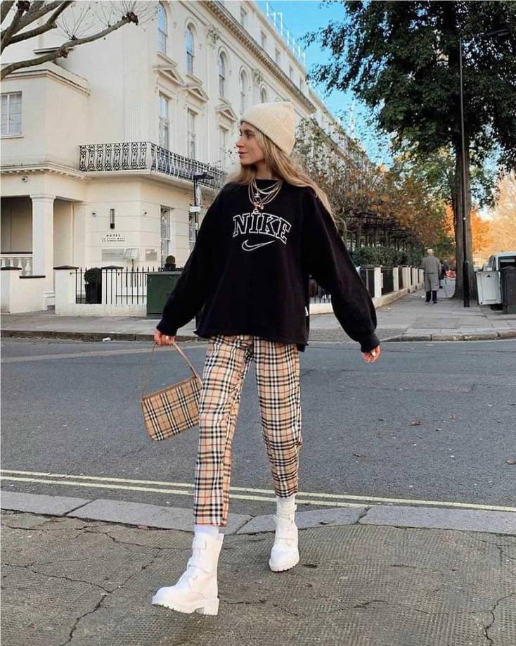 Los Hoodies o sudaderas también pueden ser utilizados por las mujeres, la gracia está en saberlos combinar. Pueden ser con “mom jeans”, pantalones palazzos o “joggers”. Si son extragrandes mejor.