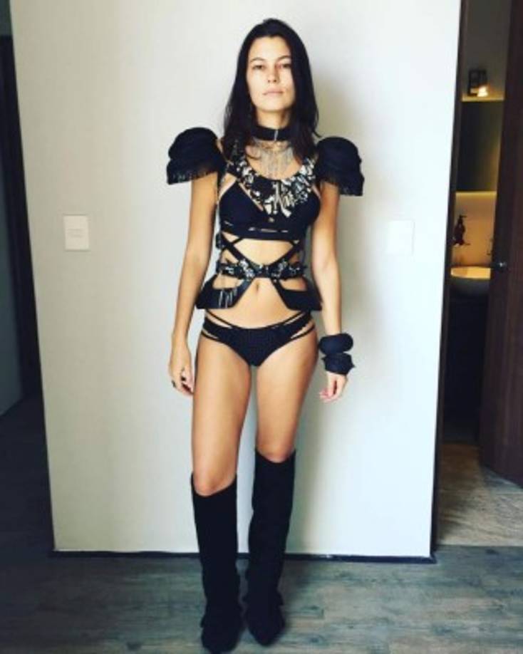 “Se toma la decisión por muchas razones, (una de ellas es el aspecto) económico, claro, porque sabes que aquí te van a pagar muy bien; y (además por) la parte del arte, porque como trabajo me va a encantar tener el material, pues es algo que nunca había hecho en mi vida”, manifestó la modelo.