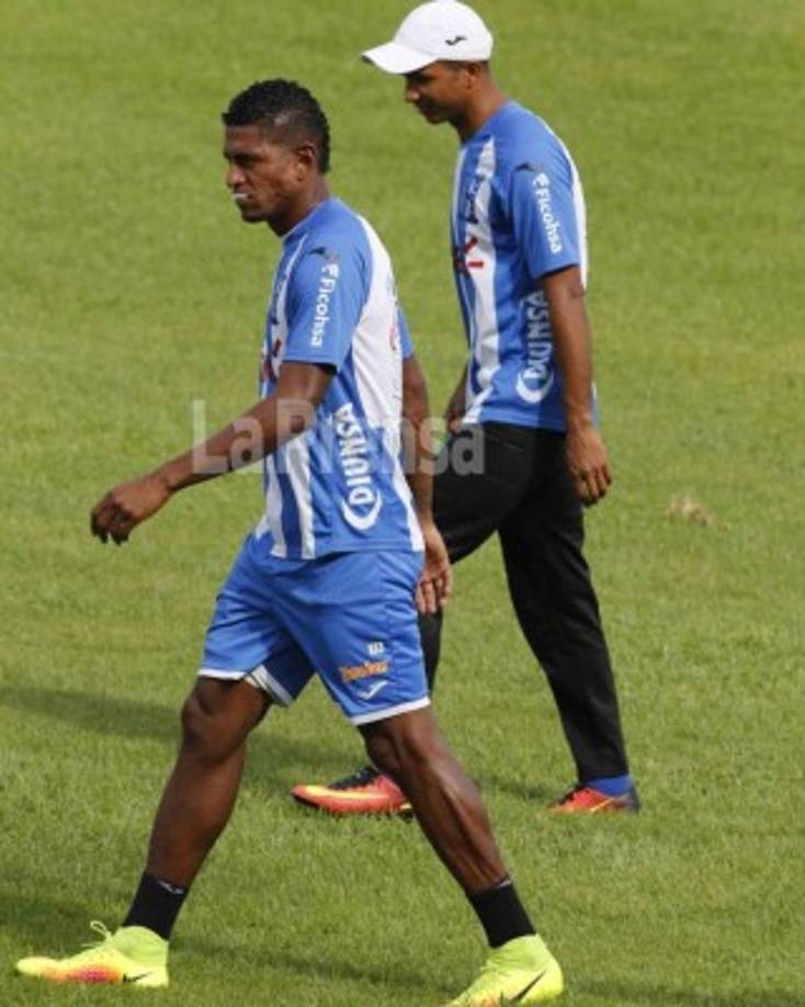 Brazil's forward Neymar (R) chats with his son Davi Lucca during a training session at Yug Sport Stadium, in Sochi, on July 4, 2018, during the Russia 2018 World Cup football tournament. / AFP PHOTO / NELSON ALMEIDA