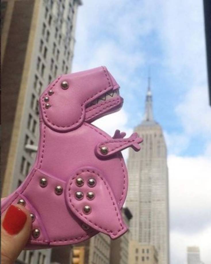 Hasta los dinosaurios invadieron sus más locos y atrevidos diseños con los cuales se posicionó entre las grandes de la moda.