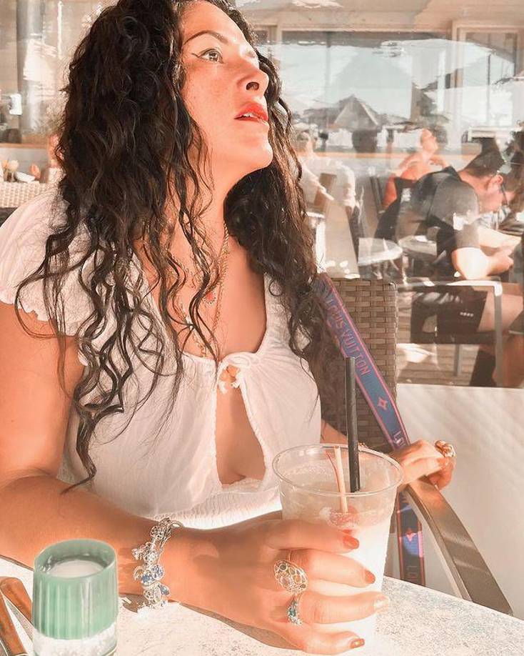 Asimismo, es empresaria, escritora y comparte un programa con su esposo, Eduardo Telles, como presentadora.