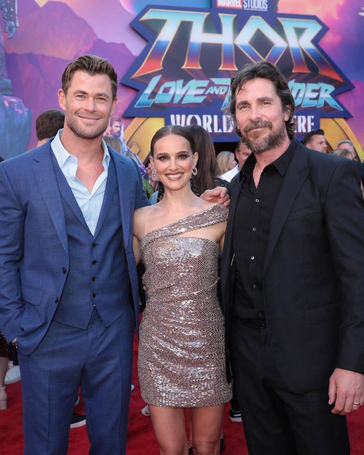 “Fue algo muy surreal verme a mí vestida con todo, las botas y los brazaletes, después de observar a Chris con el vestuario por tantos años”. Natalie Portman, actriz. En la imagen durante la premier del film hace una semana, enmedio de Chris Hemsworth y Christian Bale.