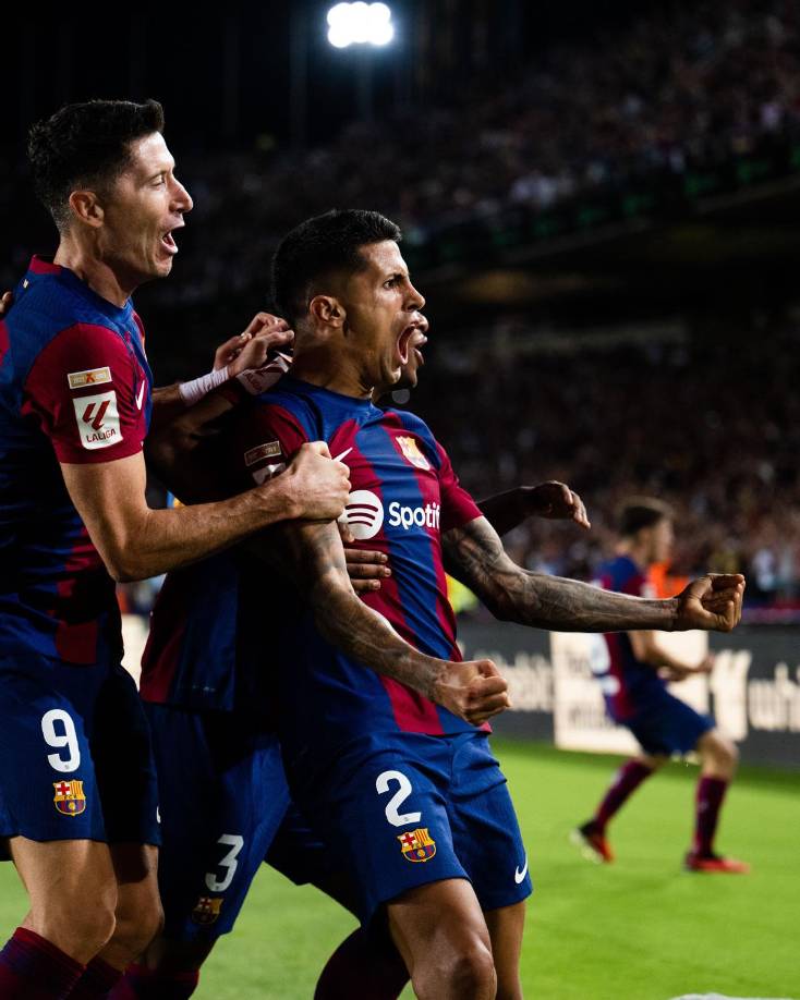 La locura se apoderó de los jugadores del Barcelona tras el gol de Joao Cancelo para la remontada. Júbilo azulgrana.