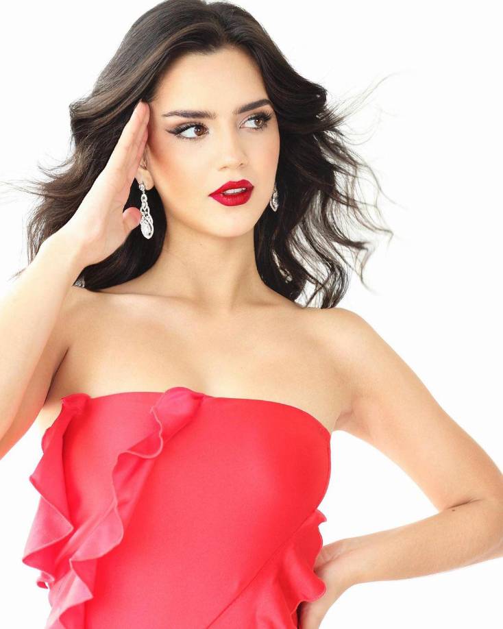 ”Diosa”, “diva”, “eres tan hermosa”, “sexy muñequita”, “maravillosa”, son algunos de los adjetivos que le comentaron en Instagram, plataforma en la que tiene más de 368 mil seguidores. 