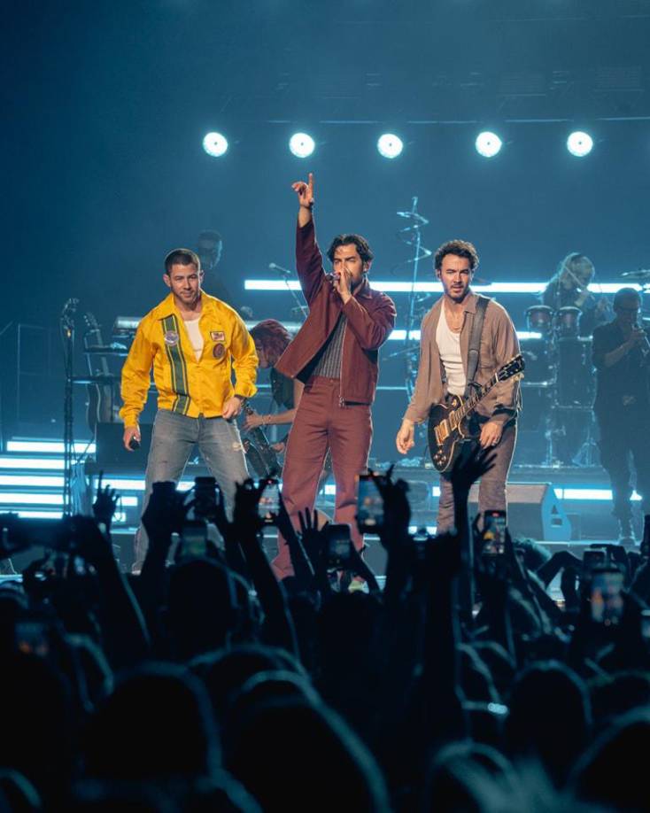 En 2013, la banda anunció su separación para centrarse en proyectos individuales, pero en 2019 sorprendieron a sus fans con su regreso al escenario. El sencillo <i><b>Sucker</b></i><b> </b>debutó en el puesto número uno de la lista <b>Billboard Hot 100, </b>su primera vez en dicha posición. Posteriormente, el álbum <i>Happiness Begins</i> también se ubicó en la cima de las listas de Billboard 200.