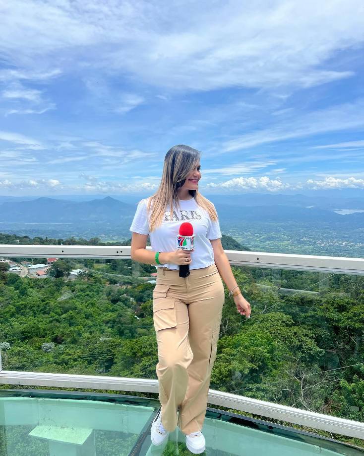 Dariana Reyes desde hace varios años incursiona en la televisión, presentando la revista Primera Edición Extra por Teleceiba. 