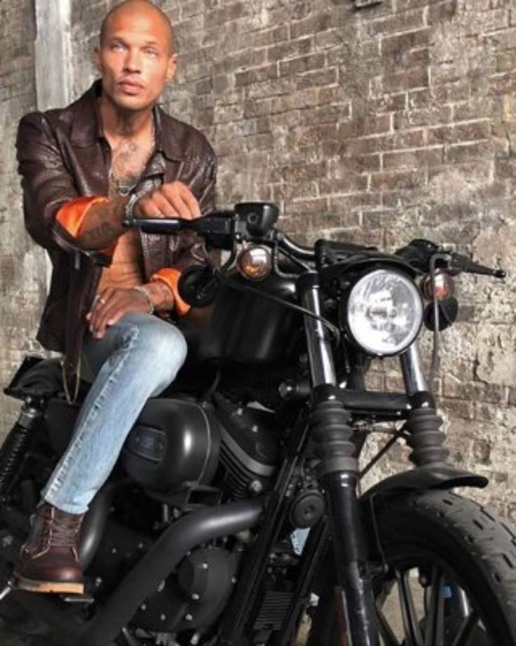 Debutó en la pasarela de la New York Fashion Week en febrero de 2017, en junio desfiló en la Milán Fashion Week para Philipp Plein y en agosto se convirtió en la imagen de la firma de gafas de sol, Carolina Lemke.<br/><br/>