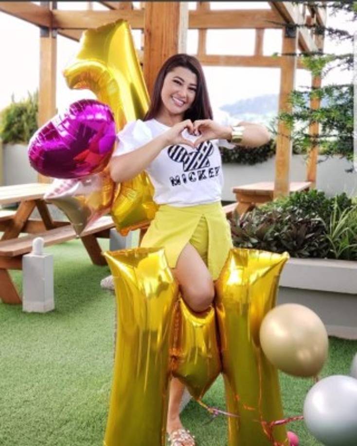 Pero no todo ha sido color de rosa en la vida de Milagro Flores. La comunicadora dijo en una ocasión que su niñez estuvo marcada por varias carencias y el alcoholismo de su padre.