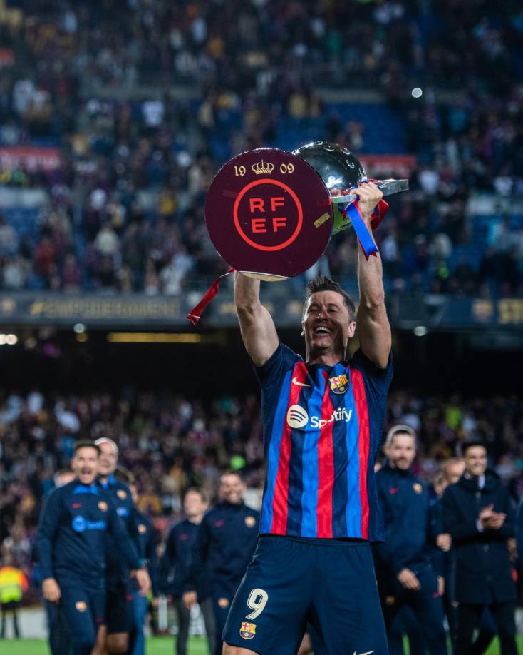 Robert Lewandowski, feliz con su primer título de Liga Española con el Barcelona.
