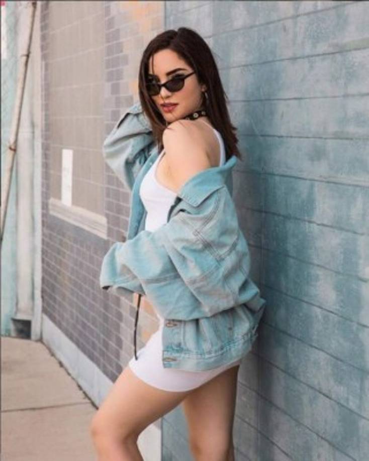 Kimberly tuvo su debut en la televisión con la cadena de agua embotellada “Bonafont”, en uno de sus comerciales.