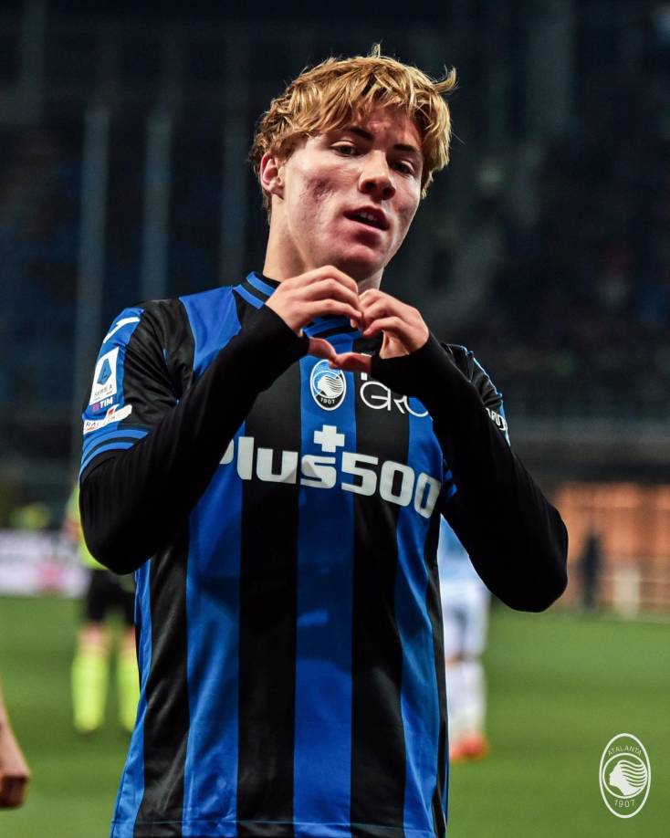 Informa L’Equipe que el PSG ha presentado una oferta de 50 millones de euros al Atalanta por Rasmus Hojlund. El conjunto parisino quiere cerrar su fichaje ante la posible salida de Mbappé. Sin embargo, su club escuchará cifras que superen los 70 millones. Manchester United también está en la lucha por el danés.