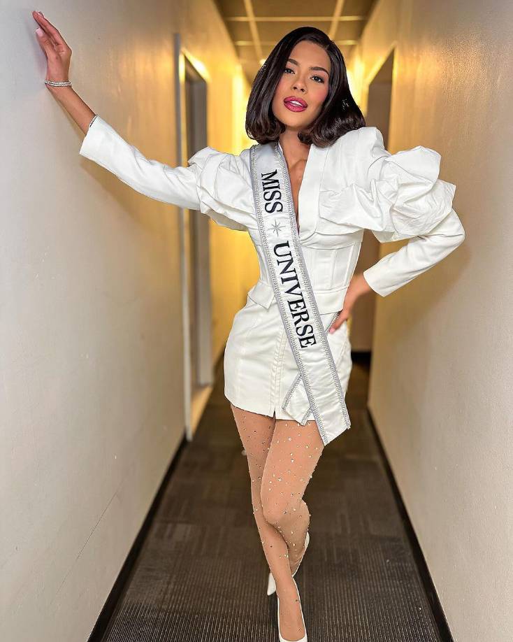 Asimismo, Palacios compartió este miércoles una serie de fotografías de su primera entrevista brindada en 2024, la cual fue para el canal Fox New york. La centroamericana lució muy elegante con un vestido blanco y medias transparentes con brillos en las piernas.