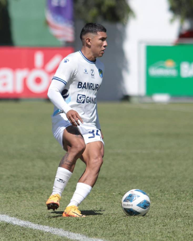 El delantero hondureño Kevin López ha sonado en las últimas horas para volver al Motagua tras finalizar su vinculación con el Comunicaciones de Guatemala. “Se terminó mi contrato con Comunicaciones. Veré en estos días que me tiene preparado Dios, no tengo contrato con nadie pero estamos viendo”, dijo el jugador.