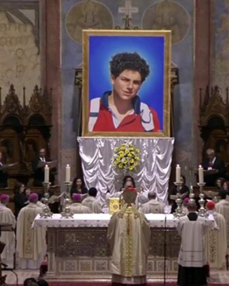 Acutis fue beatificado en una ceremonia celebrada en la basílica de San Francisco y ante la presencia de decenas de familiares, amigos y personas que lo conocieron por internet.