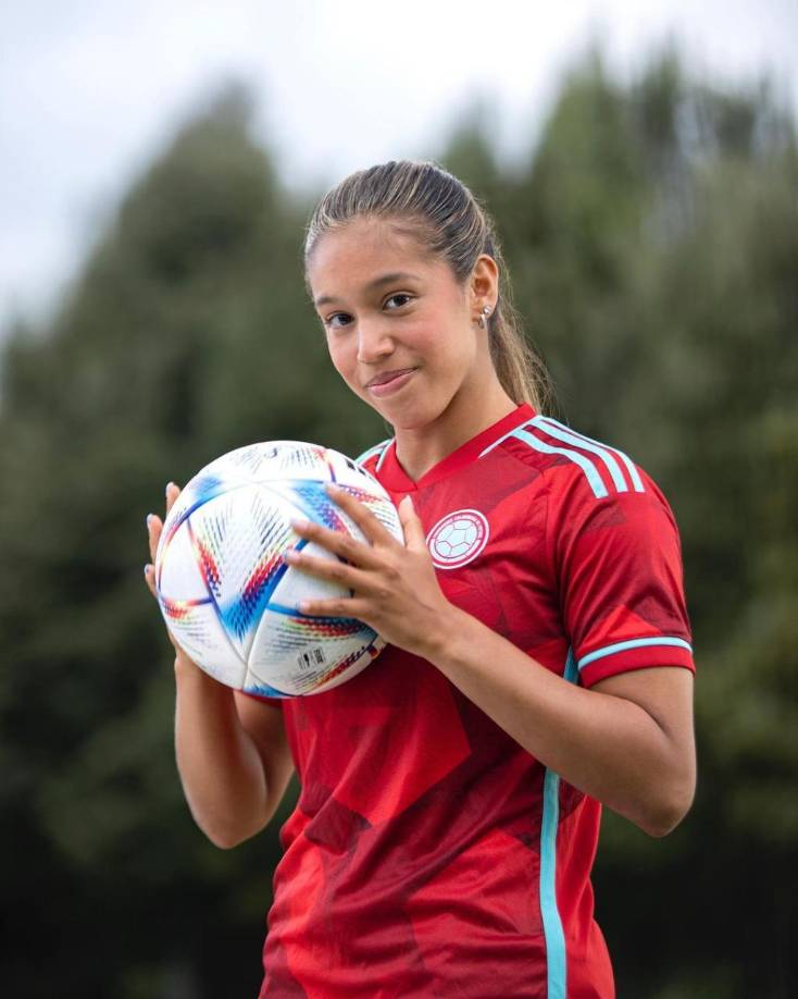 Con la decisión firme de continuar escalando en lo futbolístico Elexa aceptó el llamado de la selección de Colombia, su madre Vickie es colombiana, y el proceso fue extenso porque jugó en partidos oficiales con la Bicolor femenina.
