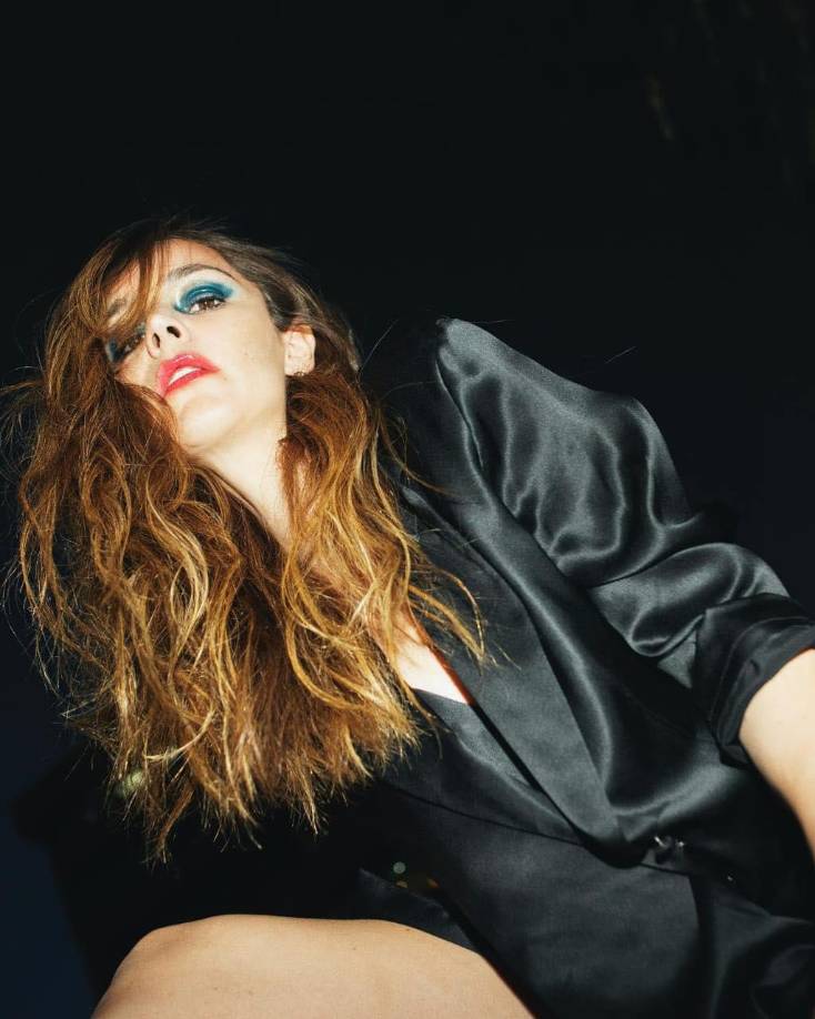  Tras la muerte de su madre, <b>Camila Sodi </b>compartió en su cuenta de <i>Instagram</i> una fotografía acompañada de un mensaje sencillo pero conmovedor: “Mi mamá, abuela de mis hijas. Noviembre, 2024. Descansa en paz”. En esa simple imagen se condensaba todo el amor y la tristeza de una hija que, en medio del dolor, despedía a la mujer que le dio la vida.