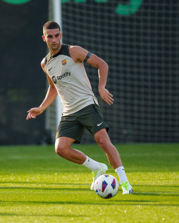 Ferran Torres: “Voy a luchar por un puesto en el equipo, y que decida el míster. Tengo contrato aquí, voy a quedarme. Me da igual lo que se diga de mi. Voy a trabajar mucho más”.