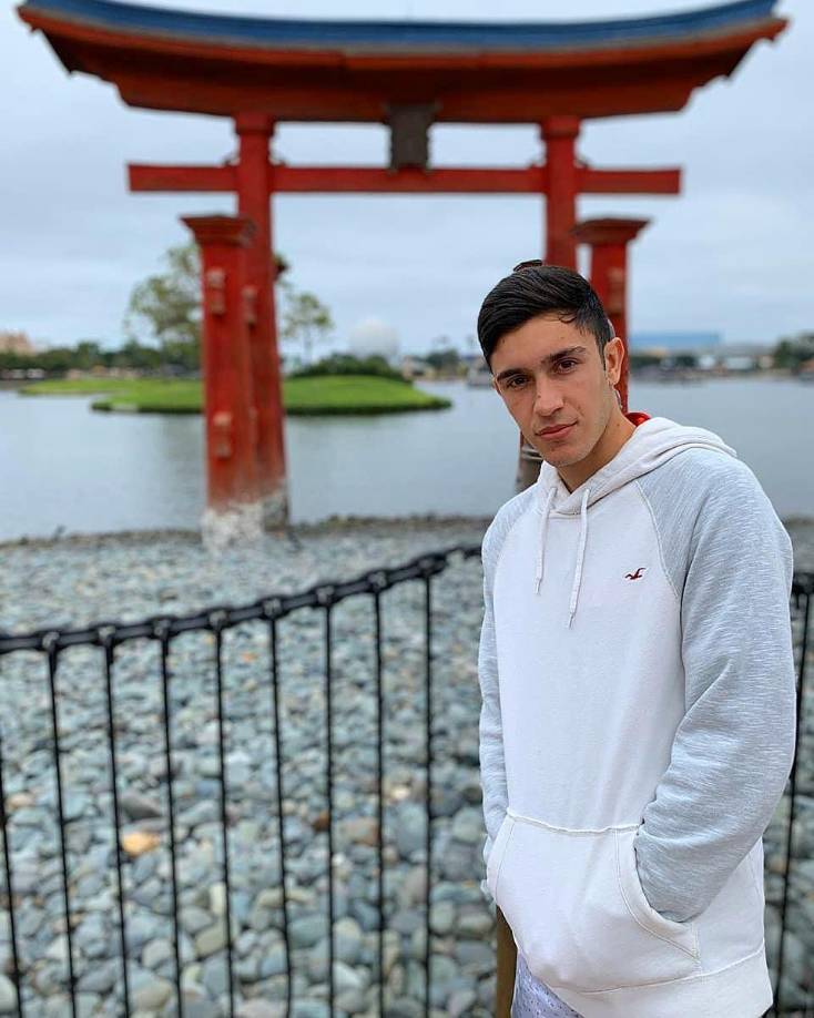 “Me senté a esperar a las 9 de la mañana cuando vi que iba a entrenar. Cuando volvió como a la 1 de la tarde, ni siquiera pude acercarme, pero estoy seguro de que me vio”, explicó el joven