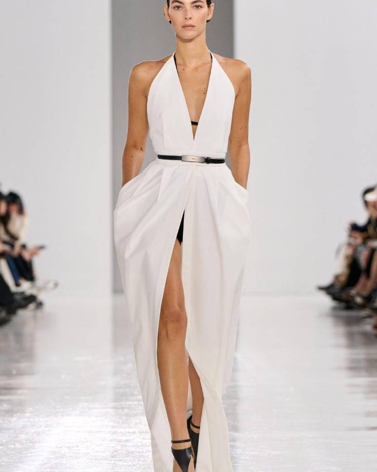 mientras que Mona caminó con sandalias de plataforma, una variación del conjunto anterior.