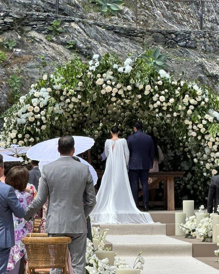 La relación entre Maite y Andrés desde que se confirmó causó polémica, ya que muchos aseguran que el productor le habría sido infiel a su pareja de ese entonces, Claudia Martín; sin embargo lo desmintieron y aseguraron que su noviazgo comenzó cuando ambos eran solteros.