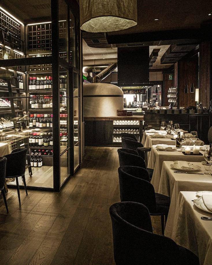 Los platos que destacan del lugar son: <b>La burrata, El tartar y las pizzas </b>contenidas de complementos como trufa, setas y otros ingredientes de alta calidad. El vino también es una de las piezas estelares del restaurante.