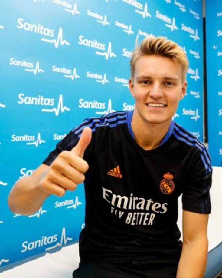 Martin Odegaard ya tiene precio de salida. Según Goal, el Real Madrid ha tasado al noruego en 40 millones de euros. Al volante le restan aún dos años de contrato, pero tras no entrar en la convocatoria ante el Alavés y no estar inscrito en LaLiga, su futuro parece que está lejos del club blanco. Foto Facebook Real Madrid.