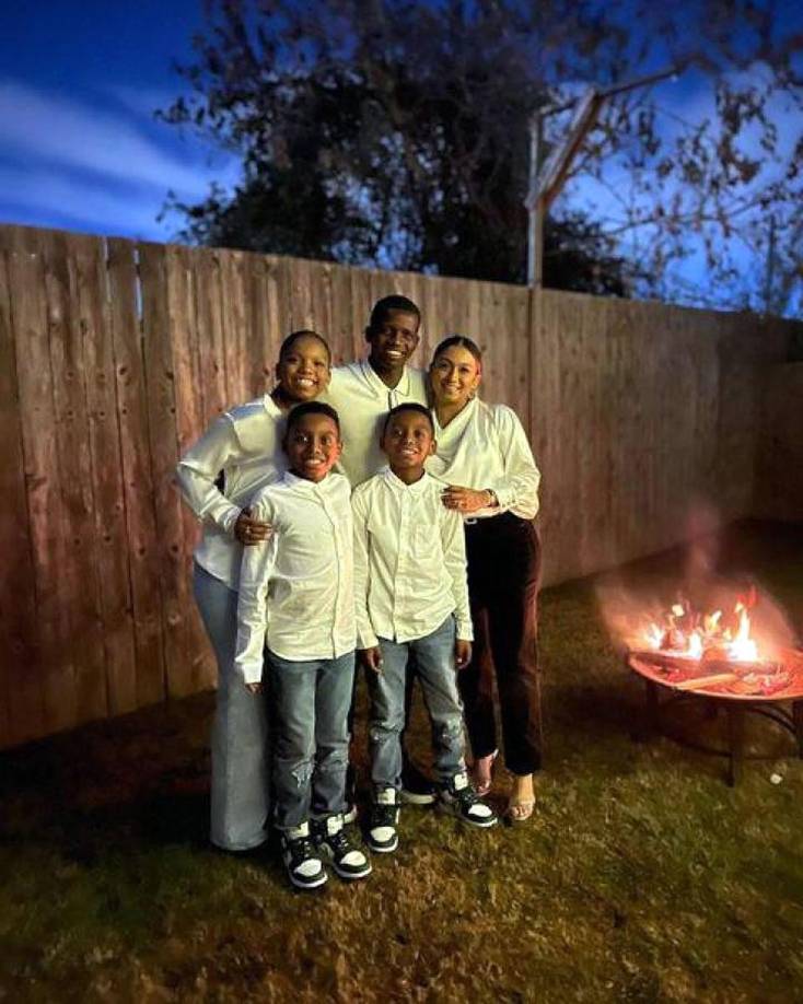 Boniek García - El volante del campeón Olimpia estuvo con su esposa Ivania Reyes y sus hijos dándole la bienvenida al nuevo año.