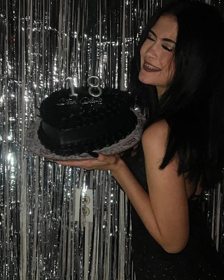 A sus 18 años de edad buscará ser la reina de belleza más joven en coronarse como la nueva Miss Honduras Universo 2024, representando al departamento de Lempira. 