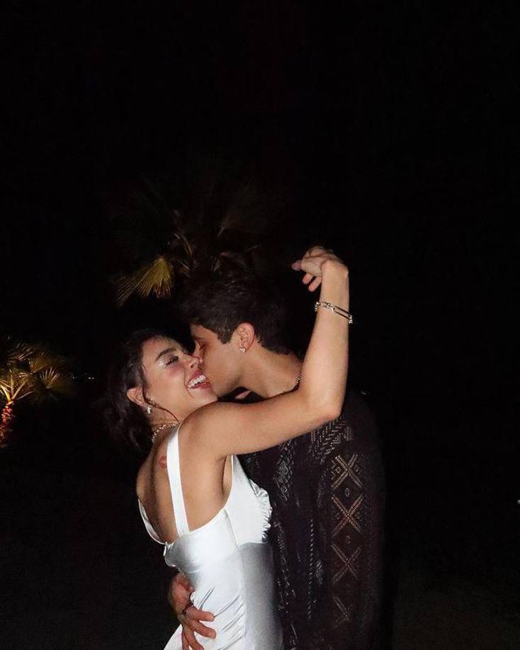 Los cantantes Danna Paola y Alex Hoyer también se fueron a la playa.