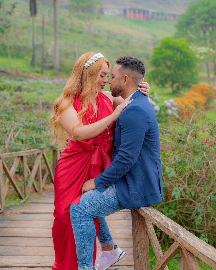 El esposo de la fotógrafa del evento y su novia son algunos de los sobrevivientes, quiénes le dijeron a los medios que antes de la tragedia se escuchó un fuerte estruendo, se empezó a fracturar la estructura.